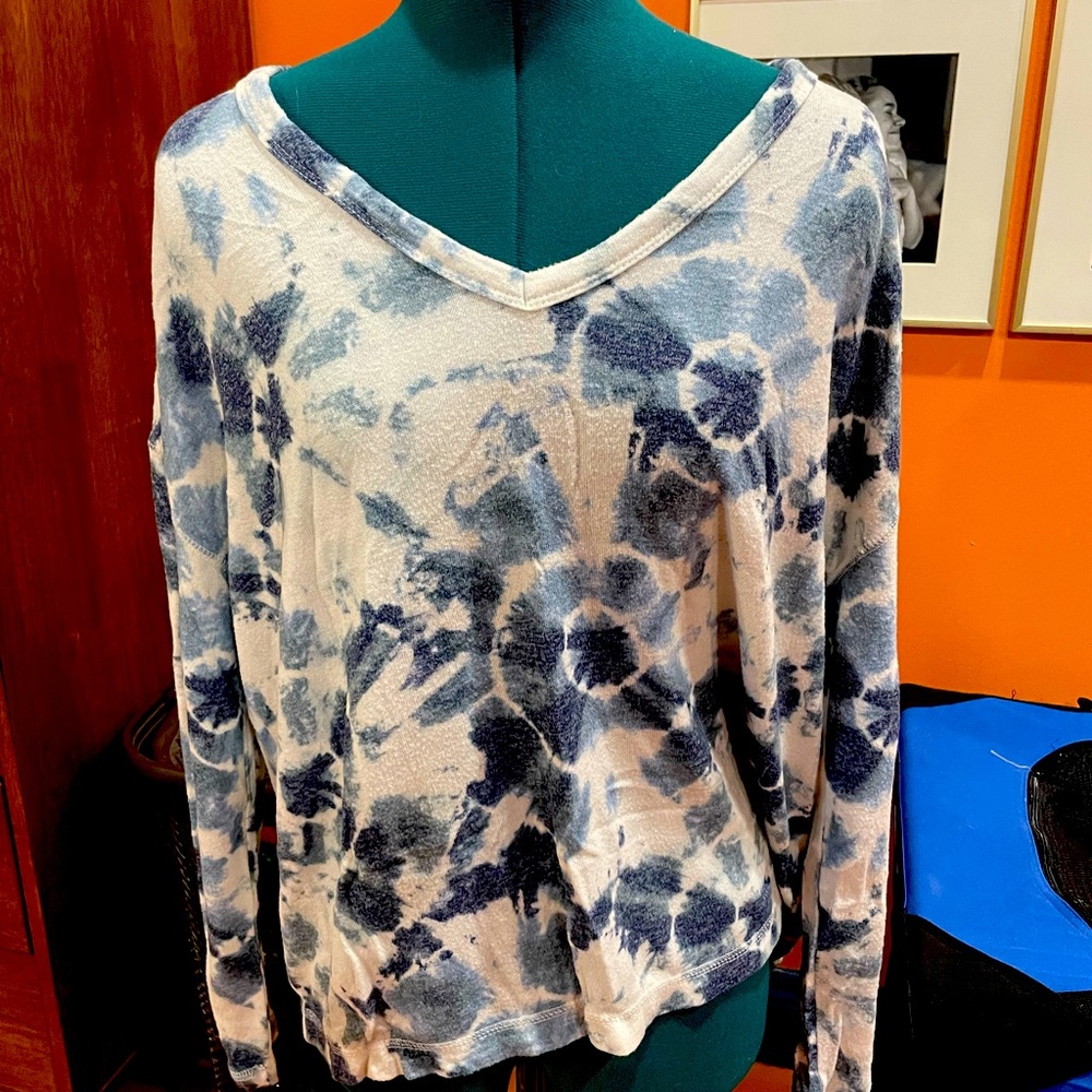 Comfortable soft blue tie-dye sweater Old Navy Small V-Neck